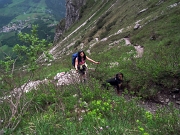 14 Sabrina sta insegnando a Dylan come si va in montagna...